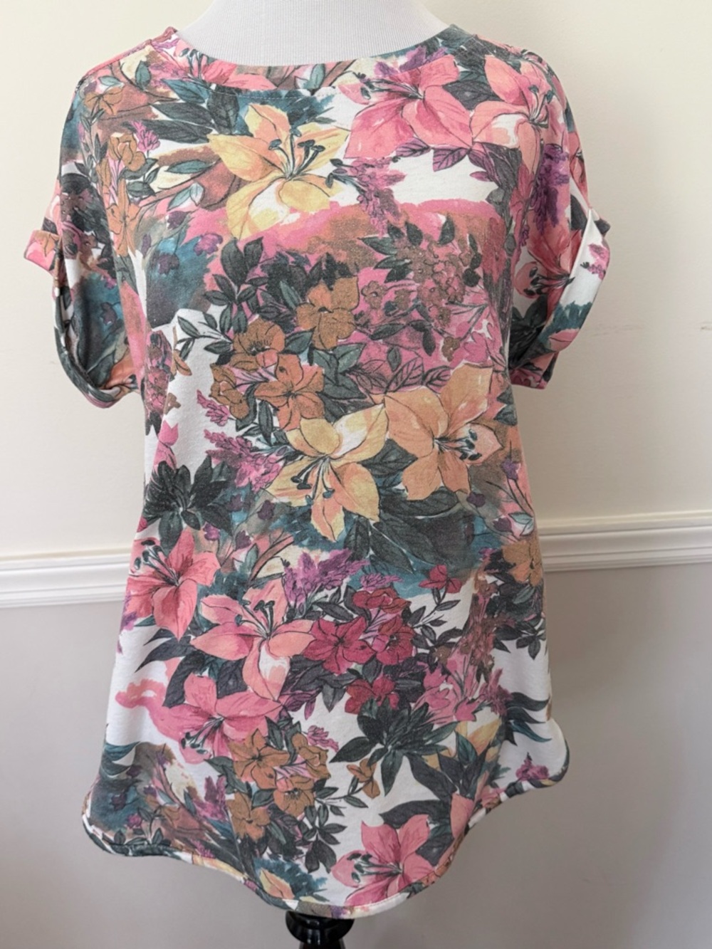 Cupio Floral Women’s Short Top (size medium)